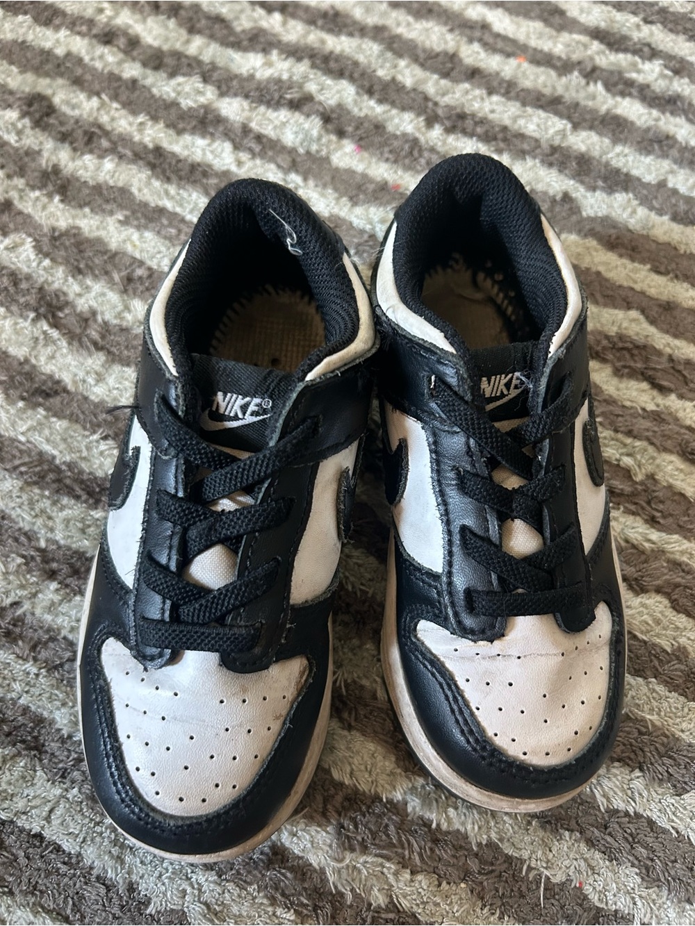 Nike Kids Black and White Low-Top Sneakers - Picture 3 of 5
